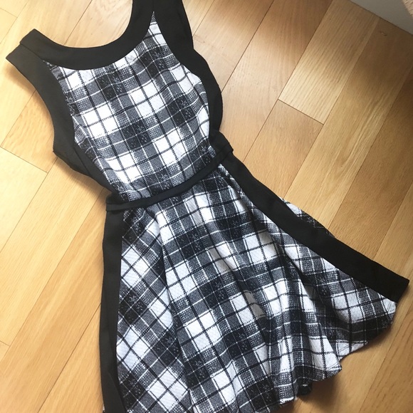 Beautiful plaid dress - Picture 1 of 2